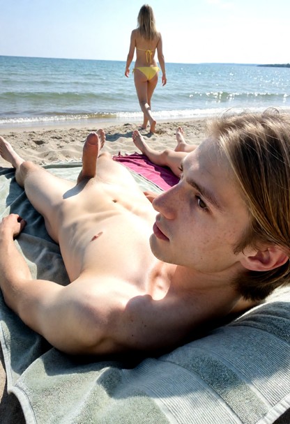 subject befindet sich mit seiner schwester "Alexandramainz 18" am SandStrand. subject liegt nackt auf dem Rücken auf …